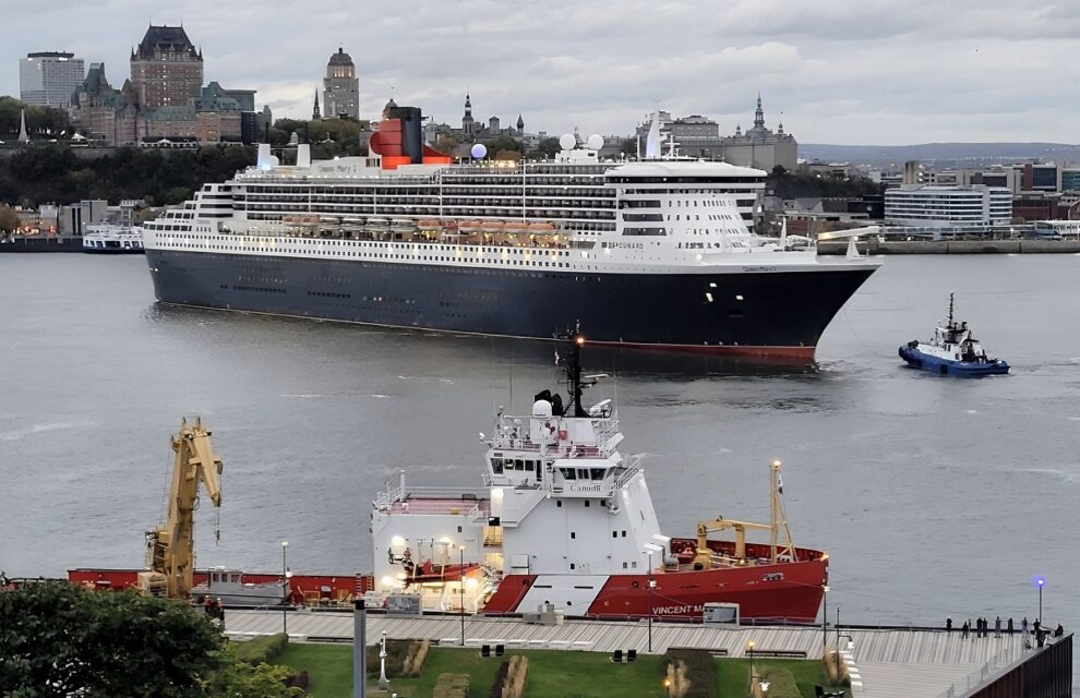 Queen Mary 2 at Quebec