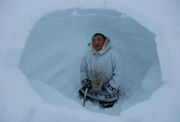 18 Paul Ikuallaq building an igloo 2400x1626